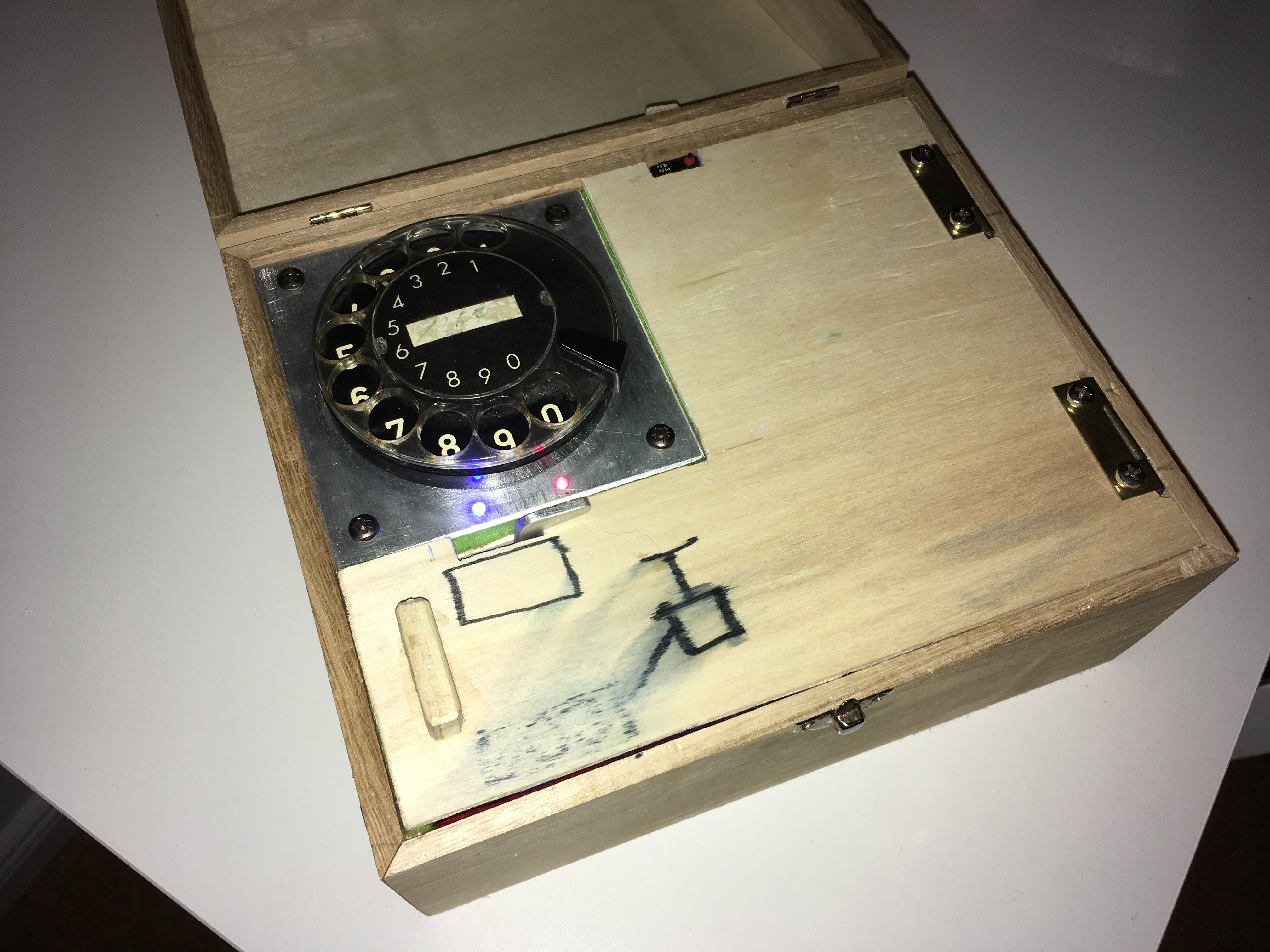 Schatzkiste mit Wählscheibe